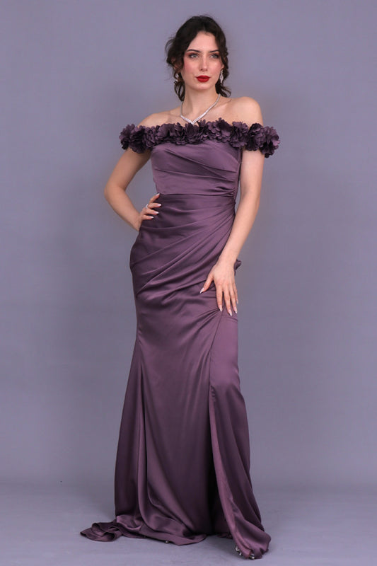 Satin evening dress with pleats and opening, mauve color