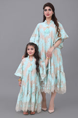 Girls' lace robe with elegant design