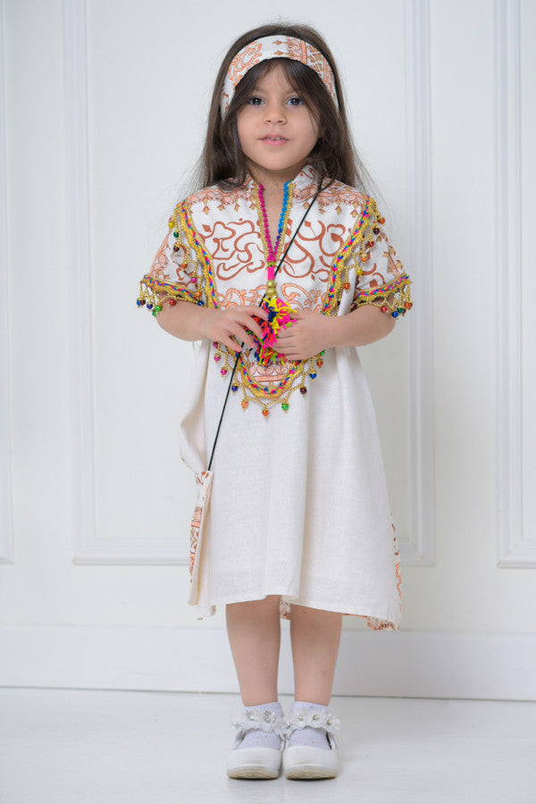 Girls' linen robe with green patterns on the back, decorated with brick-coloured tassels 