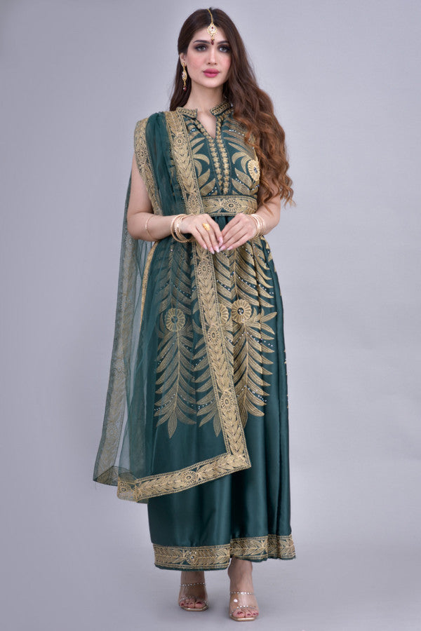 Jalabiya with an Indian design, embroidered with a green tulle shawl on the shoulder 