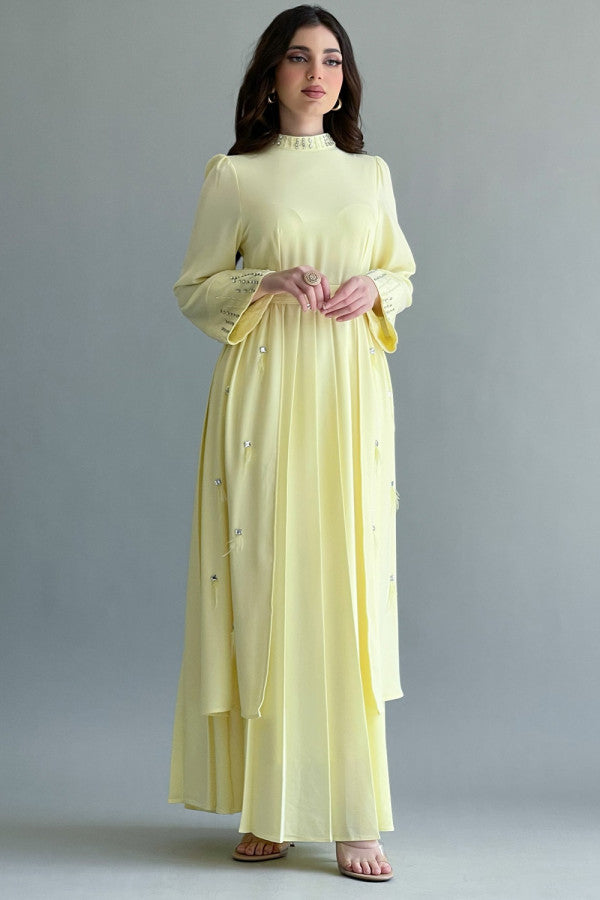 فستان بتصميم مقسم بكسرات مطرز بالكريستال لون اصفر