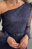 Asymmetric shoulder sequin dress decorated with feathers, navy blue