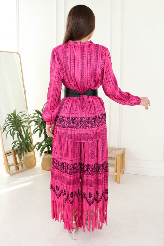 A set with a belt and pattern decorated with fuchsia fringe