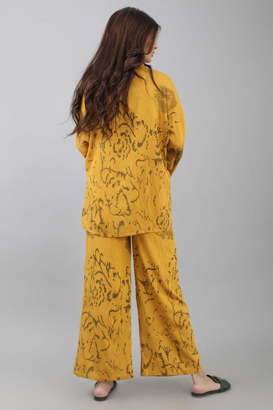 Yellow pants and shirt set with a wide design and yellow prints