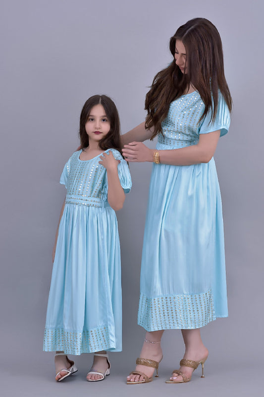 Girls' jalabiya with embroidered pleated design with a sky-blue belt 