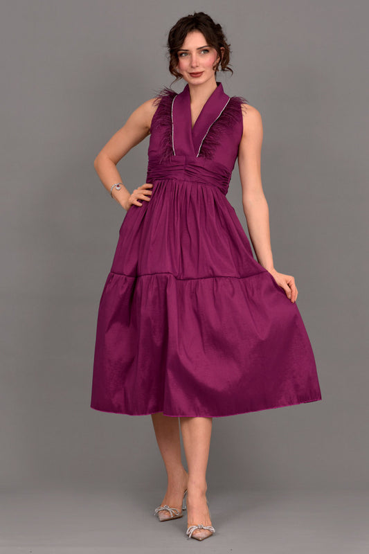 Evening dress with a folded neckline decorated with feathers in mauve color