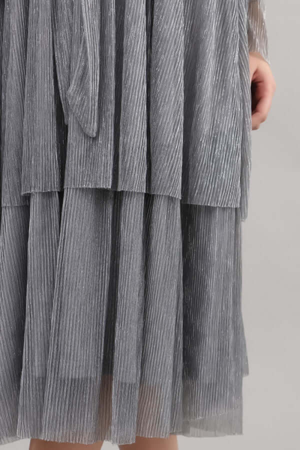 فستان بتصميم طبقات مقصب بفضي لون رصاصي