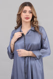 فستان من الساتان اللامع بتصميم قميص لون رمادي غامق