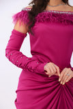 Midi dress with an embroidered collar and decorated with fuchsia feathers