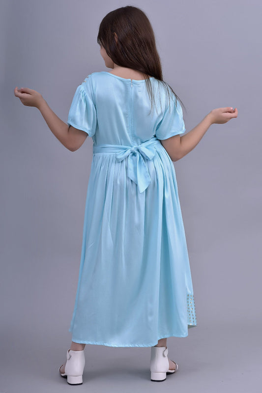 Girls' jalabiya with embroidered pleated design with a sky-blue belt 