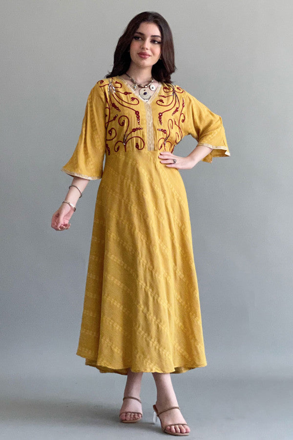 Jalabiya with cloche cut, embroidered in yellow