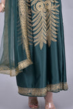 Jalabiya with an Indian design, embroidered with a green tulle shawl on the shoulder 