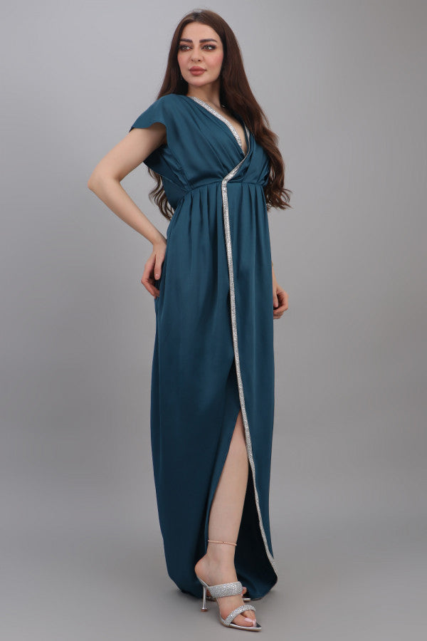 فستان ساتان بتصميم لف مزين بشريط كريستال لون بترولي