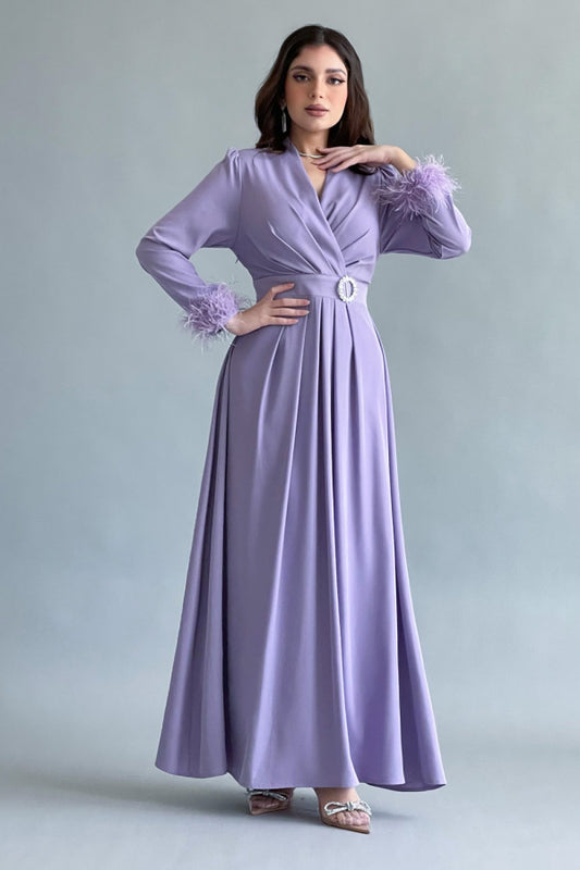 Pleated dress with sleeves decorated with feathers, mauve color