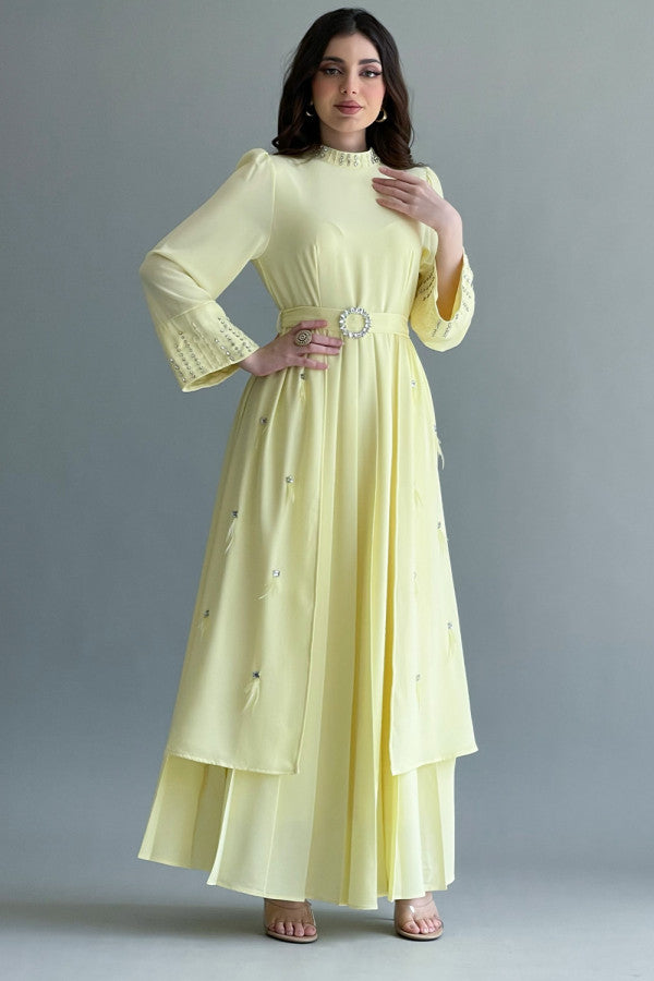 فستان بتصميم مقسم بكسرات مطرز بالكريستال لون اصفر