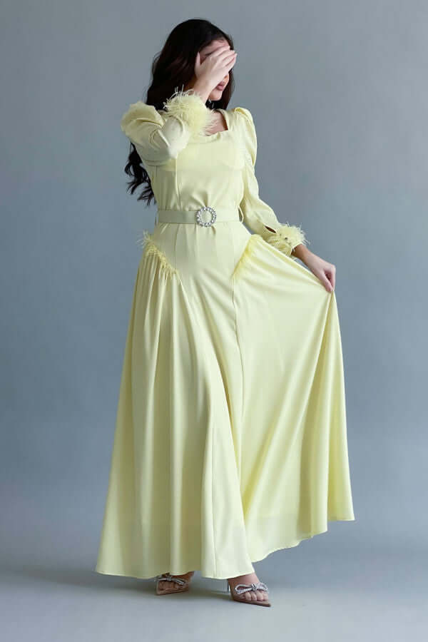 فستان بتصميم زم من الجوانب مزين بريش لون اصفر