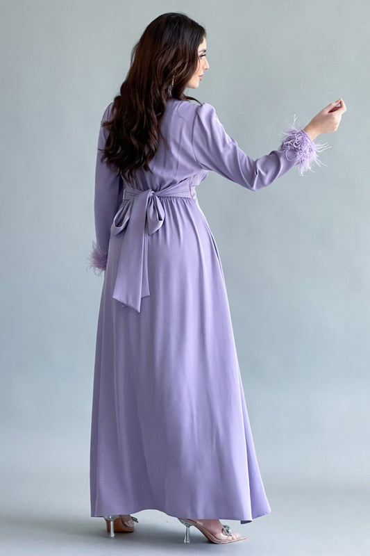 Pleated dress with sleeves decorated with feathers, mauve color