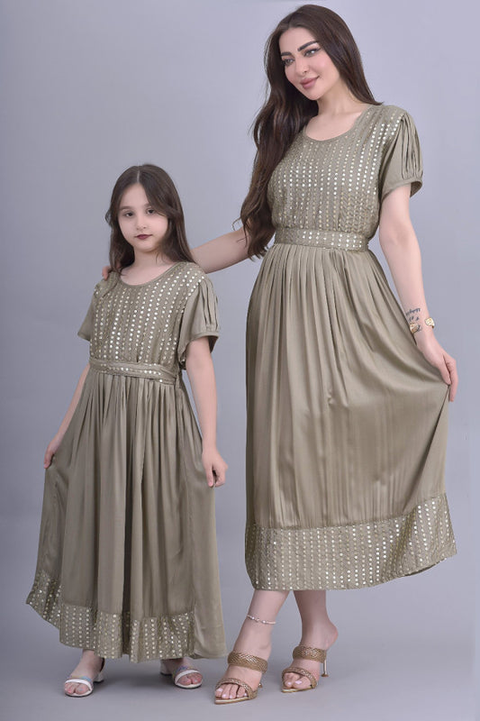 Girls' jalabiya with embroidered pleated design with an olive-colored belt 