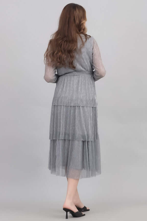 فستان بتصميم طبقات مقصب بفضي لون رصاصي